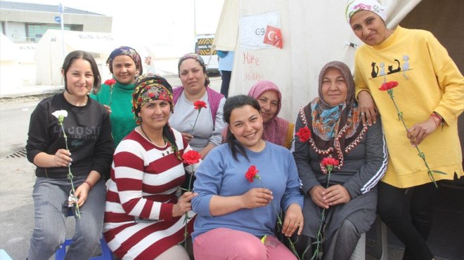 Hataylı depremzede kadınlara karanfilli 8 Mart sürprizi
