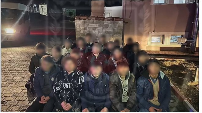 Ağrı Dağı bölgesinden Türkiye'ye girmeye çalışan 21 düzensiz göçmen yakalandı