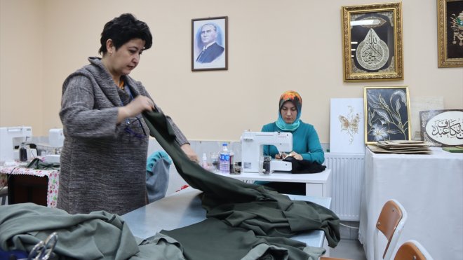 Iğdır'da usta öğretici ve kursiyerler depremzedeler için kıyafet dikme mesaisinde