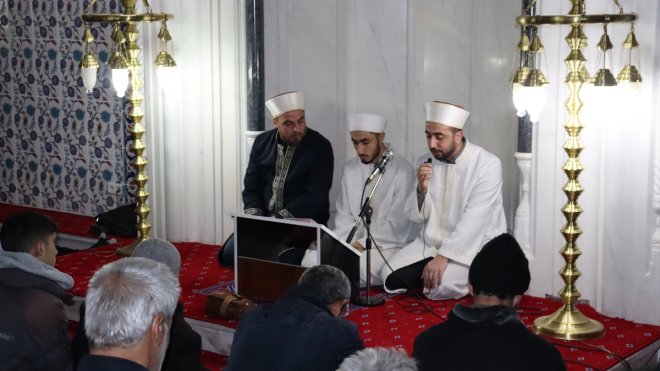 Iğdır'da, depremde hayatını kaybedenler için mevlit okundu