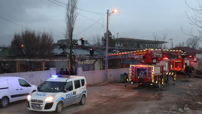 Iğdır ve Ardahan'da çıkan yangınlarda 2 ev hasar gördü