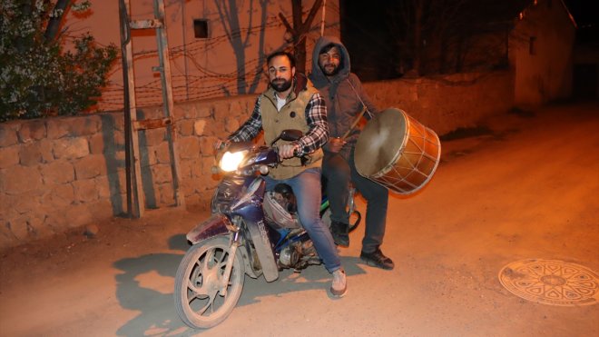 Iğdır'da vatandaşları motosikletli davulcular sahura uyandırıyor