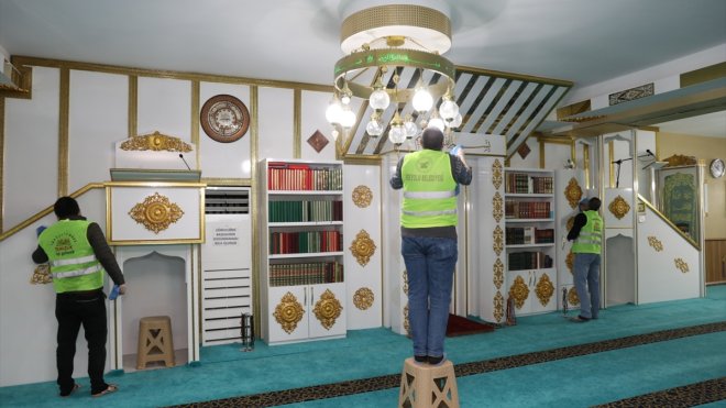İpekyolu Belediyesi camilerde bakım ve temizlik çalışması yaptı