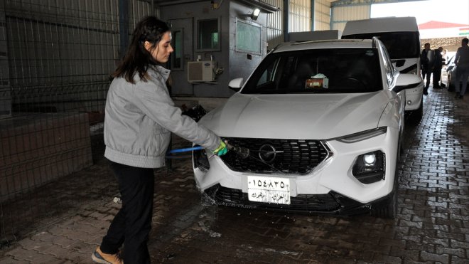 Irak'tan Türkiye'ye geçen araç ve yayalar Üzümlü Sınır Kapısı'nda dezenfekte ediliyor