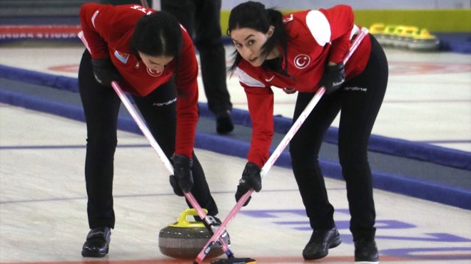 Kadın milli curlingciler dünya şampiyonasında ilk 6'da yer almayı hedefliyor