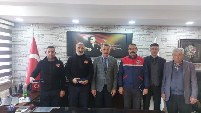 Kağızman Belediye Başkanı Yıldız'dan deprem bölgesinde çalışan personele plaket