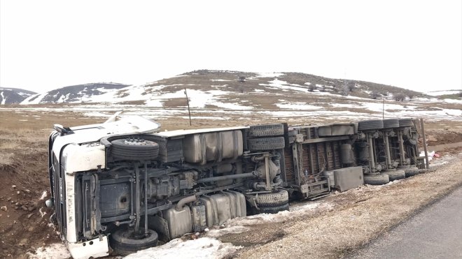 Karlıova'da devrilen tırın sürücüsü yaralandı