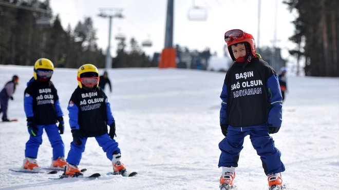 KARS - Çocuk kayakçılar siyah deprem yelekleriyle antrenmanlara başladı1