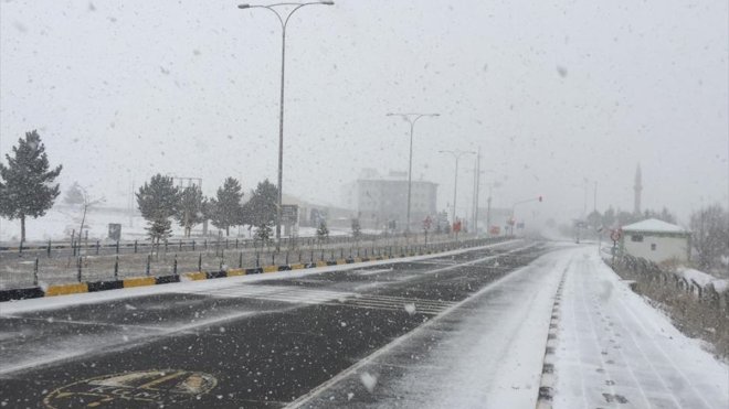 Kağızman-Ağrı kara yolu yoğun kar yağışı nedeniyle ulaşıma kapandı