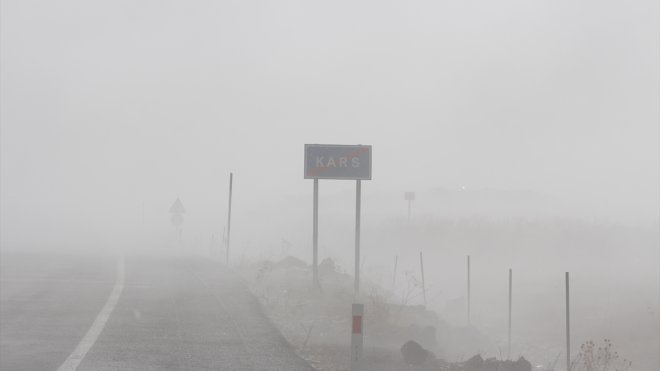 Kars-Iğdır kara yolunda etkili olan yoğun sis ulaşımı aksattı