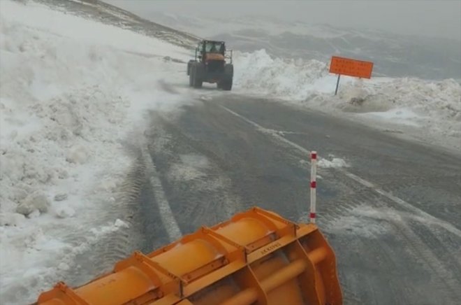 Kar nedeniyle ulaşıma kapanan Kağızman-Ağrı kara yolu açıldı