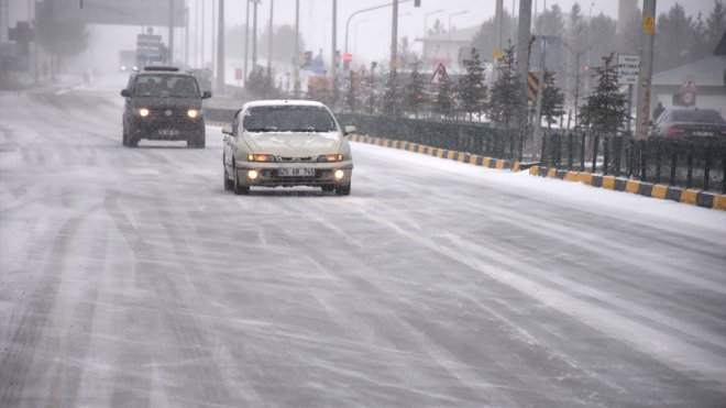 Kars'ta kar ve tipi ulaşımda aksamaya neden oldu