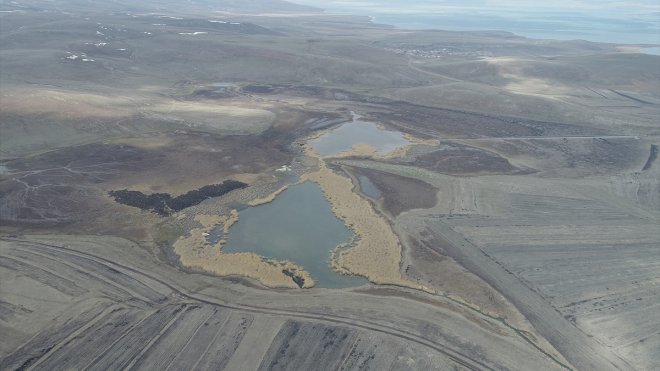 Kars'ta Lavaş Gölü'nün yüzeyindeki buzlar erimeye başladı