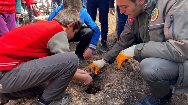 Sarıkamış'ta çocuklar fidanları toprakla buluşturdu