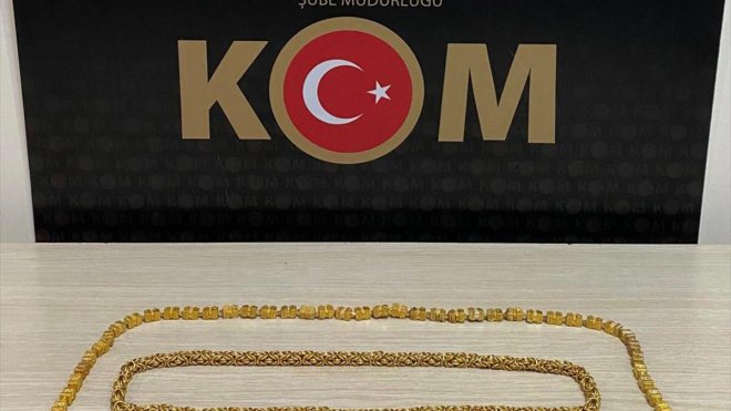 Kars'ta havalimanında 2 yabancı uyruklu kaçak altınla yakalandı