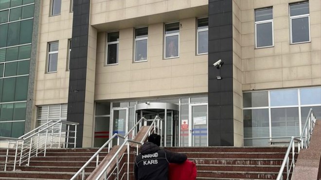 Kars'ta mide ve bağırsağından uyuşturucu çıkan İranlı tutuklandı