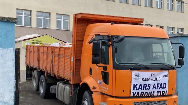 Kars'tan deprem bölgesine yardımlar sürüyor
