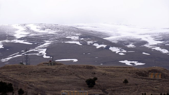 Kars ve Ardahan'da kar yağışı etkili oluyor