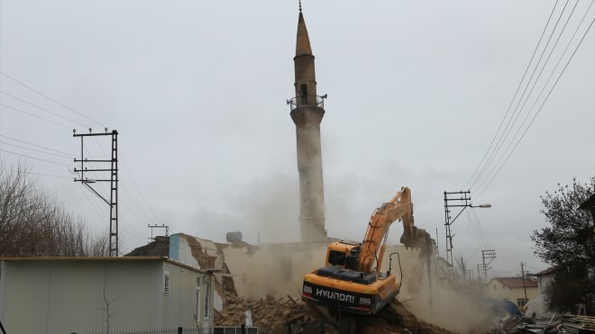 Malatya'da depremde ağır hasar gören cami ve minaresi iş makinesiyle yıkıldı