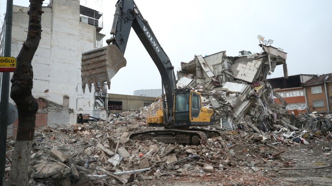 Malatya'da ağır hasarlı binaların yıkımı ve enkaz kaldırma çalışmaları sürüyor