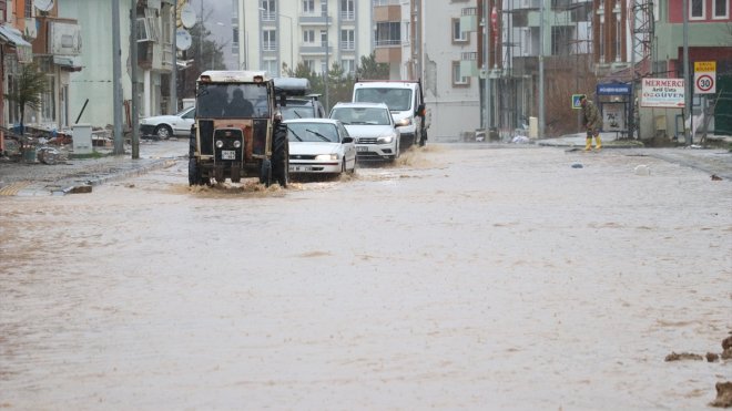 Malatya'nın Doğanşehir ilçesinde sağanak su baskınlarına neden oldu
