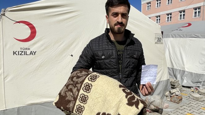 Battaniyenin arasından çıkan not depremzede aileyi duygulandırdı