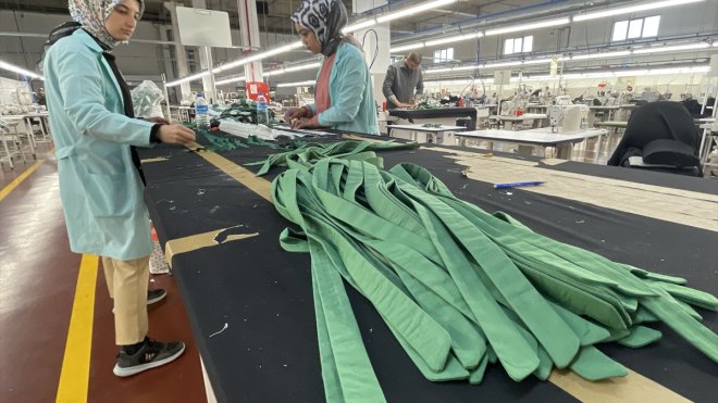 Malatya'da bazı fabrikalar işçilerinin barınması için işletme bahçesine konteyner kurdu