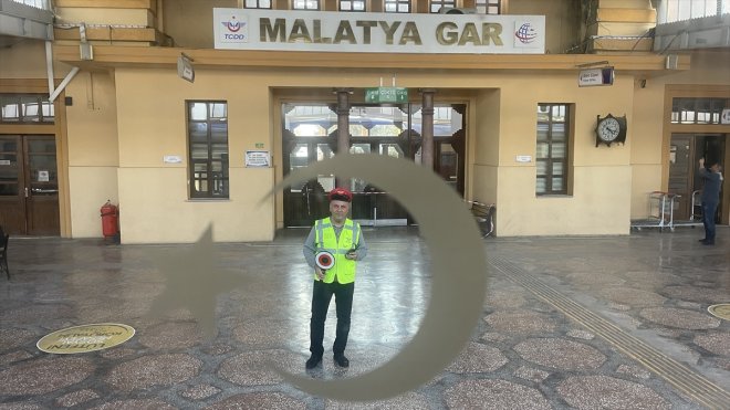 Çalıştığı tren garı depremin ardından hem evi hem iş yeri oldu