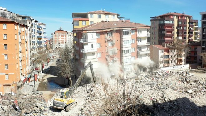 Malatya'da ağır hasarlı binalar kontrollü yıkılıyor