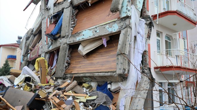 Malatya'da ağır hasarlı binaların yıkım işlemleri sürüyor