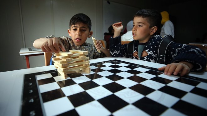 Malatya'da çocuk ve gençler depremin etkilerinden bilim, sanat ve sporla uzaklaşıyor