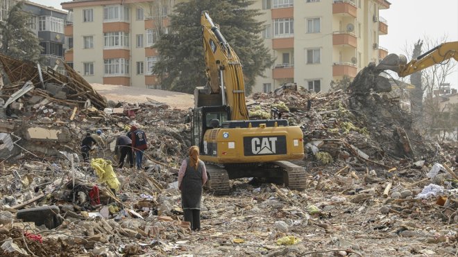 Malatya'da enkaz kaldırma çalışmaları devam ediyor