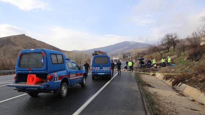Malatya'da kamyonet beton menfeze çarptı, 2 kişi öldü, 3 kişi yaralandı