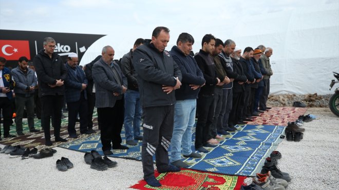 Malatya'daki konteyner kentte ramazanın ilk cuma namazı kılındı