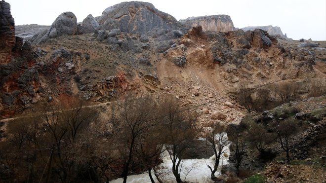 Darende'de sağanak heyelanlara neden oldu