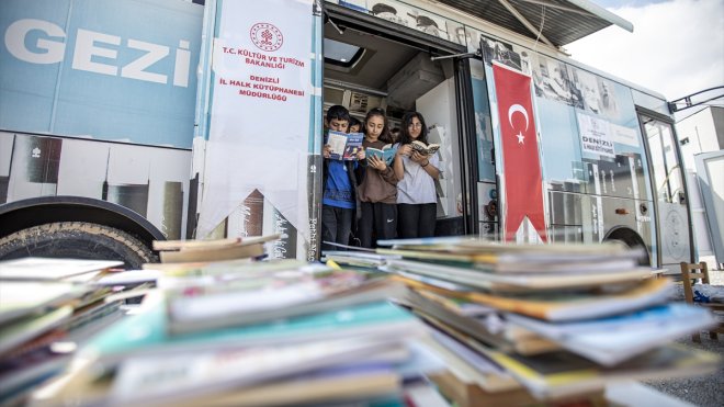 Denizli'den gelen gezici kütüphane Malatyalı depremzedelerin kitap ihtiyacını karşılıyor