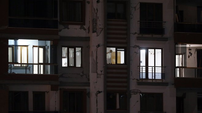 Deprem anında boşaltılan evlerin açık kalan lambaları hala yanıyor