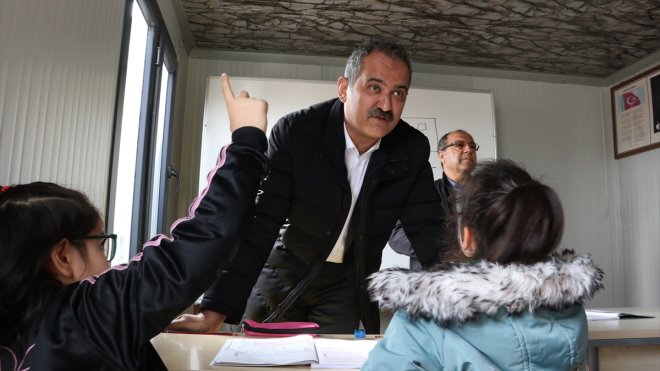 MALATYA - Deprem bölgesindeki 10 ilde öğrenciler için 1783 noktada çadır ve konteyner kuruldu1