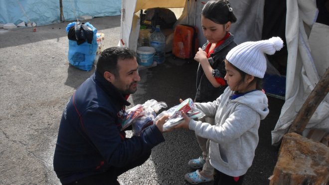 Depremde 7 yakınını kaybeden dernek başkanı afetzedeler için seferber oldu