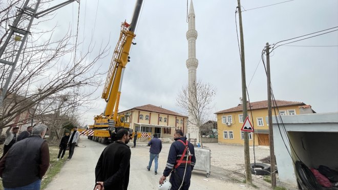 Malatya'da depremde ağır hasar gören minare iş makinesiyle yıkıldı