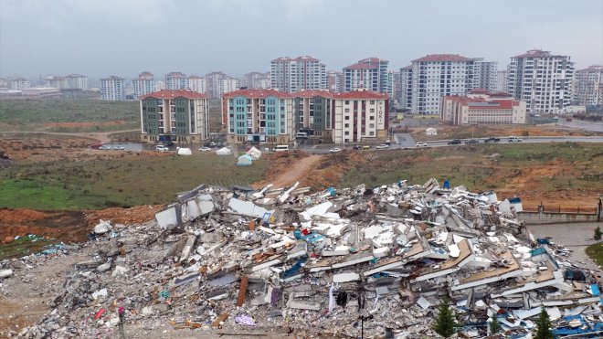 Malatya'da depremde ayakta kalan TOKİ konutlarına 100 metre mesafedeki bina ise yıkıldı