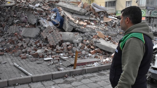 Depremde iş yerleri yıkılanlar enkazdan çıkacak eşyalarını bekliyor