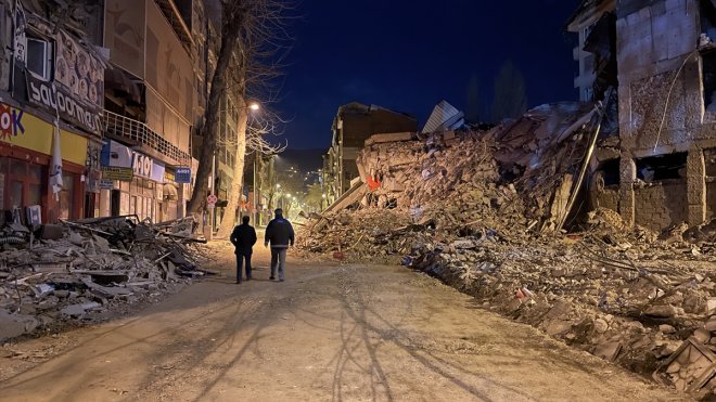 Malatya'da depremlerde bir kısmı yıkılan bina Sincik merkezli depremde çöktü