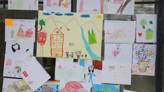 Depremzede çocuklar hayallerindeki evleri çizdi