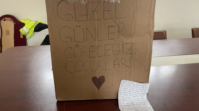 Depremzede çocuklar için hediyelerle gönderilen notlar sergilenecek