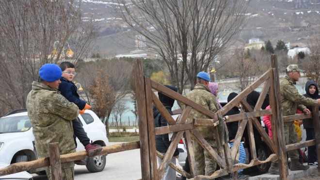 Depremzede çocuklara hayvanat bahçesi morali