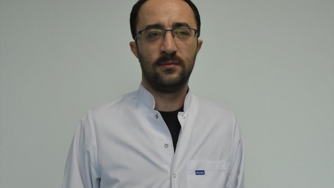 Depremzede doktor, meslektaşlarıyla yaraları sarmaya çalışıyor