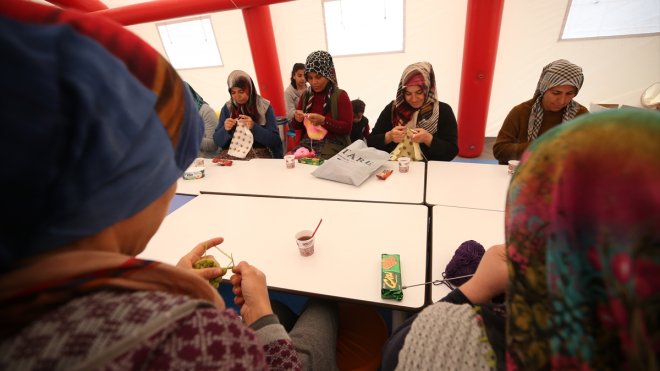 Depremzede kadınlar Türk Kızılayın açtığı atölyede örgü örerek stres atıyor