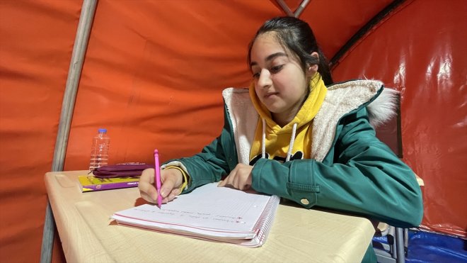 Depremzede öğrenciler "Mehmetçik Okulu"yla geleceğe hazırlanıyor
