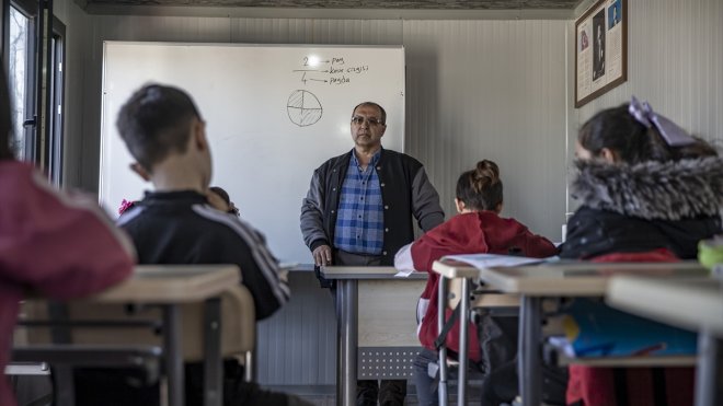 MALATYA - Depremzede öğretmen, çocuklara konteynerde gönüllü ders veriyor1